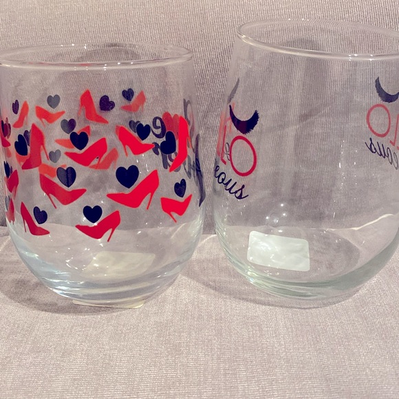 NEW Lot of 2x Wine Glasses - “Shoe Lover” & “Hello Gorgeous” - Red & Black - Picture 6 of 10